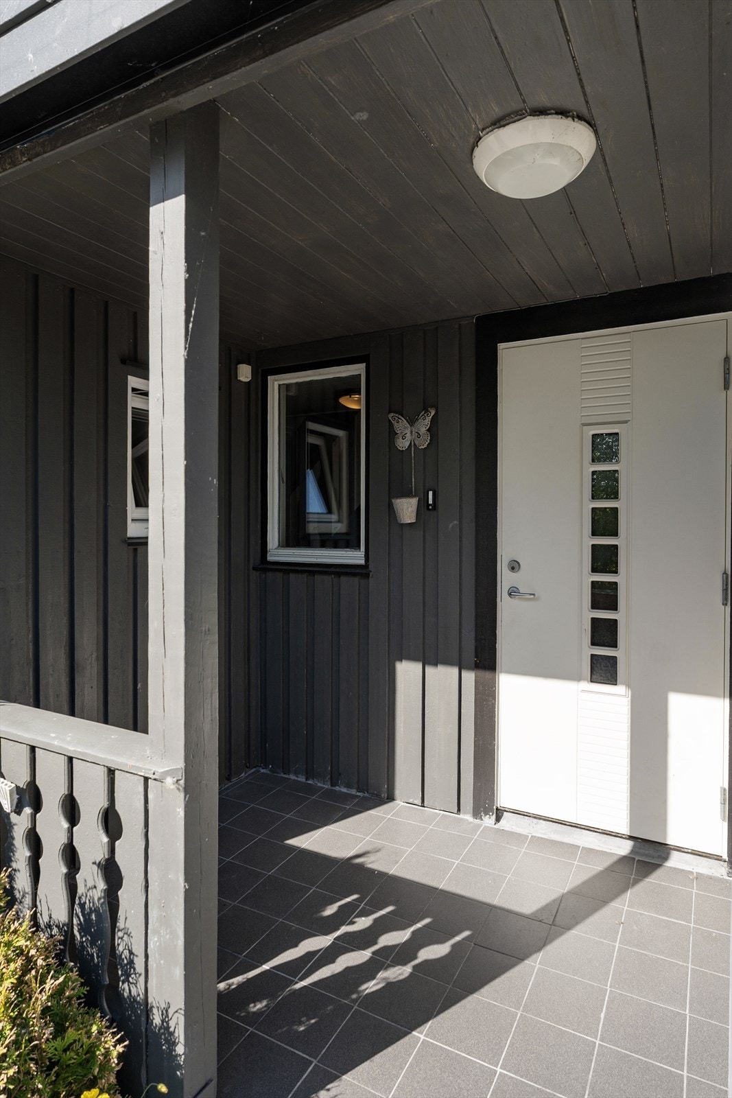 Pent overbygget inngangsparti med fliser Galleribilde