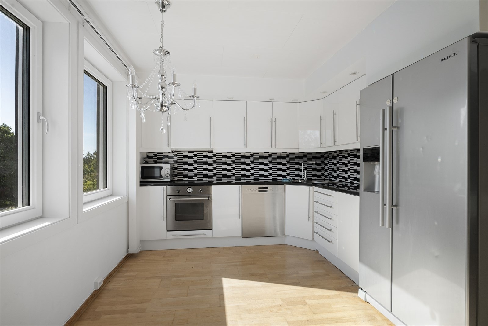 Flott IKEA-kjøkken fra 2011 med integrert stekeovn og platetopp, samt frittstående oppvaskmaskin, mikro og kjøleskap/fryseskap (vann- og isbitemaskin fungerer ikke) - alle hvitevarene medfølger i handelen Galleribilde