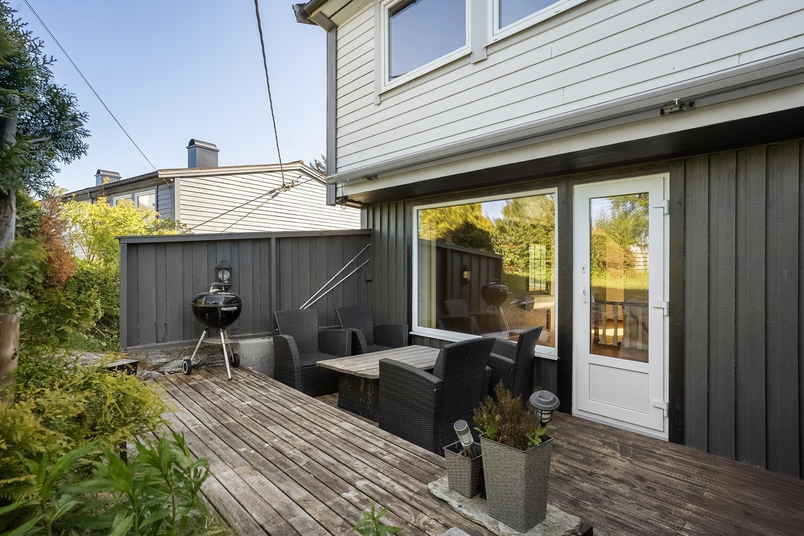 Fra stuen er det direkte utgang til lun, vestvendt terrasse med gode solforhold Galleribilde