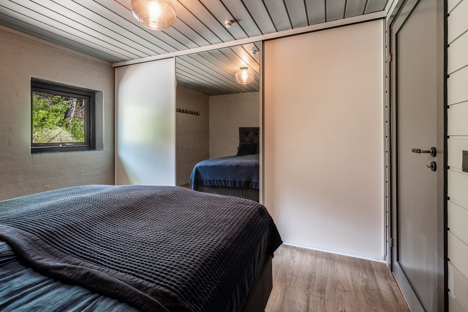 Rommet er innredet med en skyvedørsgarderobe. Galleribilde