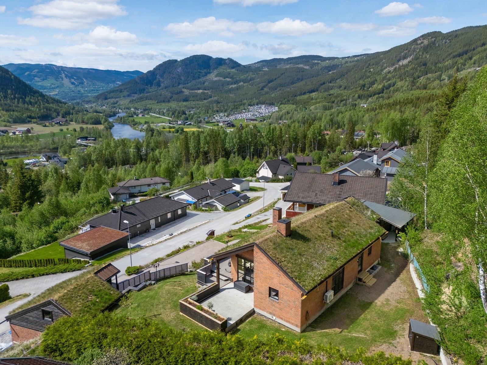 Eiendommen er beliggende i Narvebrøten i Herad med nydelig utsikt og svært gode solforhold året rundt! Galleribilde