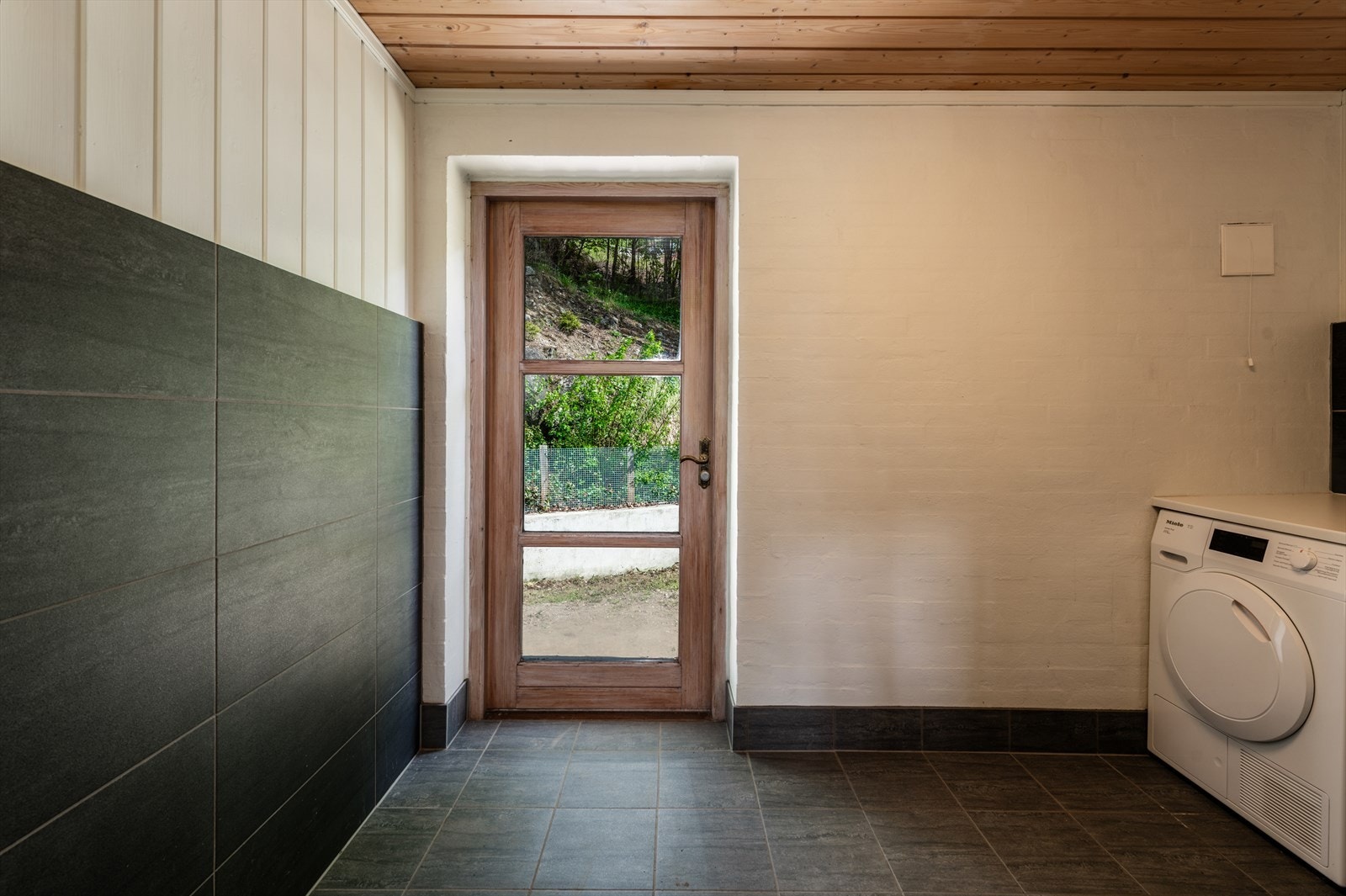 Egen utgang til hagen bak huset. Galleribilde