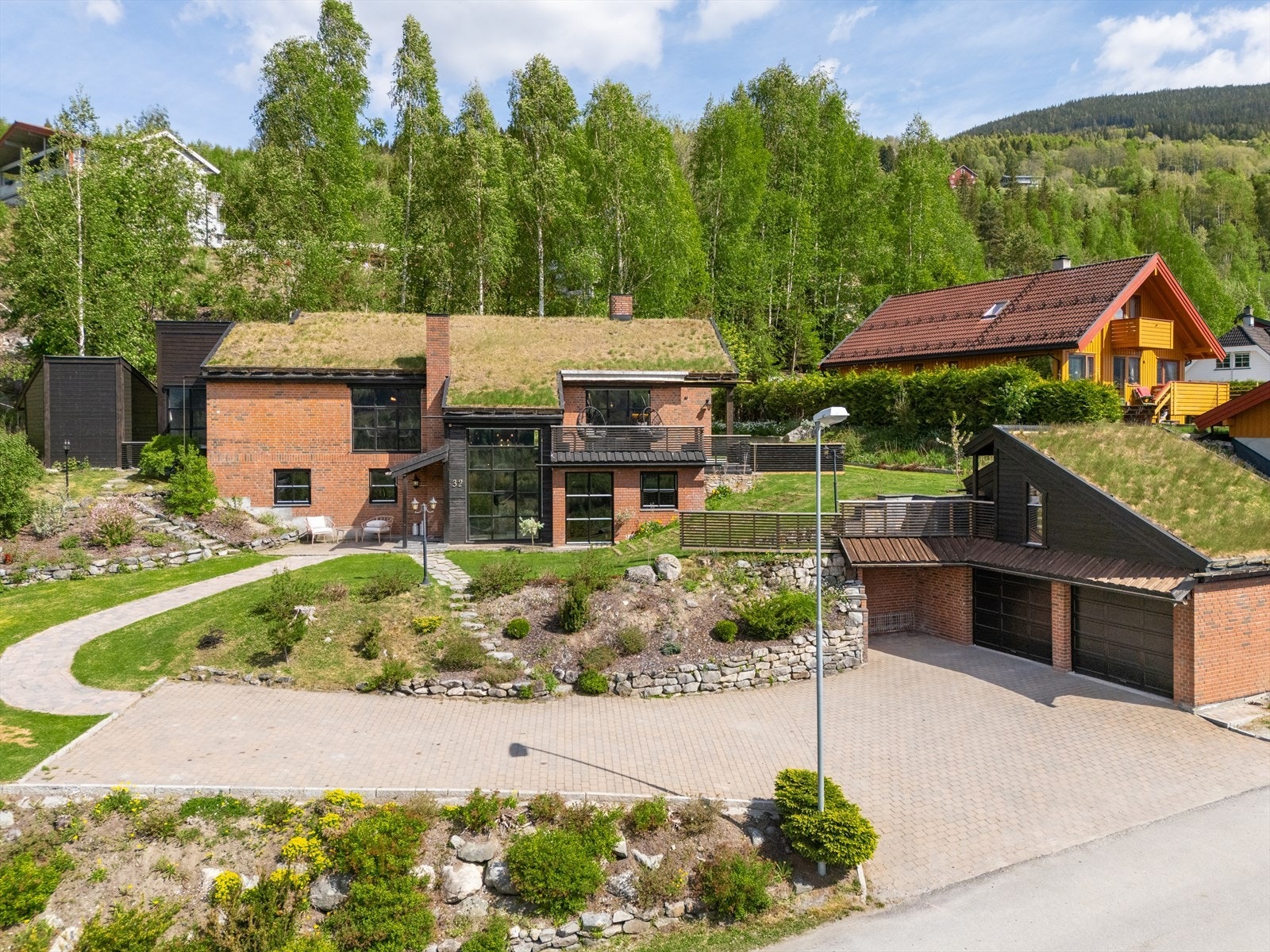 En flott og innholdsrik enebolig over 2 plan med dobbel garasje. Galleribilde