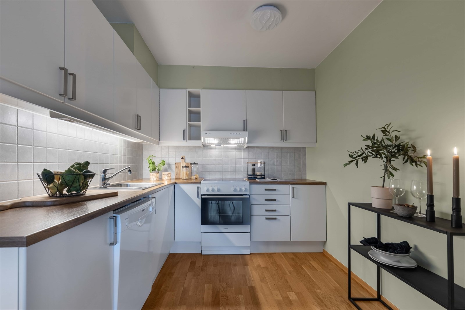 Det er opplegg for frittstående oppvaskmaskin, ettgreps kran, komfyr med platetopp, og plass til kjøl/fryseskap. Komfyrvakt er installert. Galleribilde