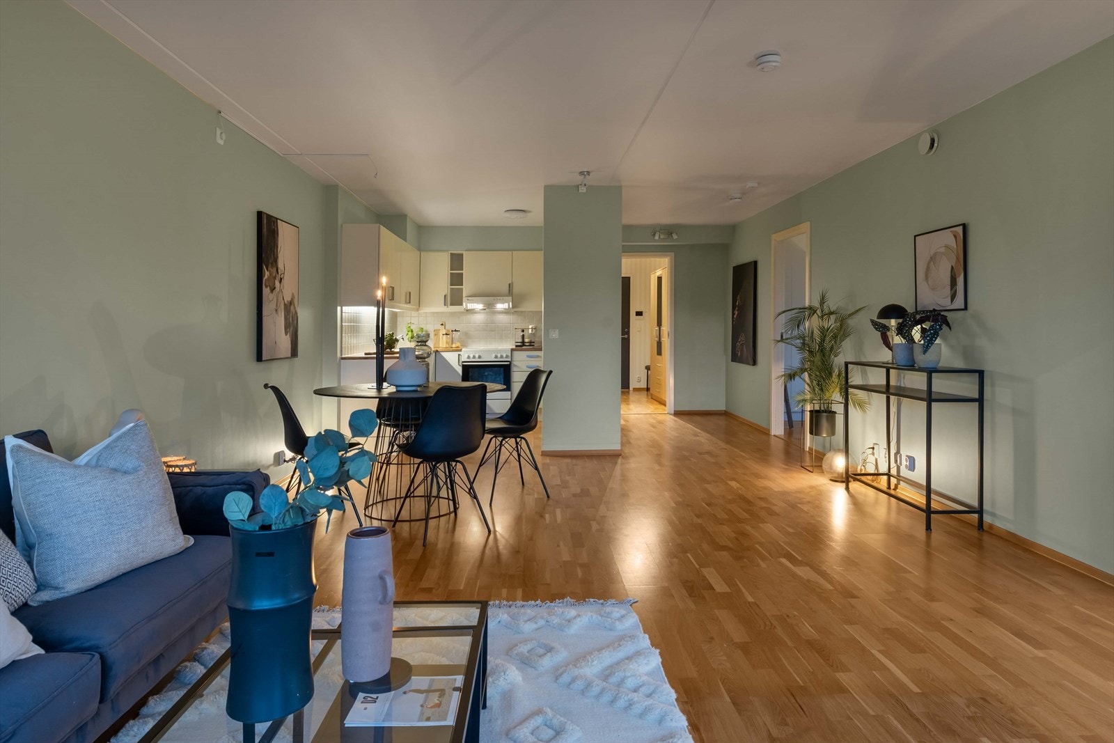Stuen byr på rikelig med naturlig lys fra de store vindusflatene. Det er god plass til både sofa og spisegruppe. Galleribilde