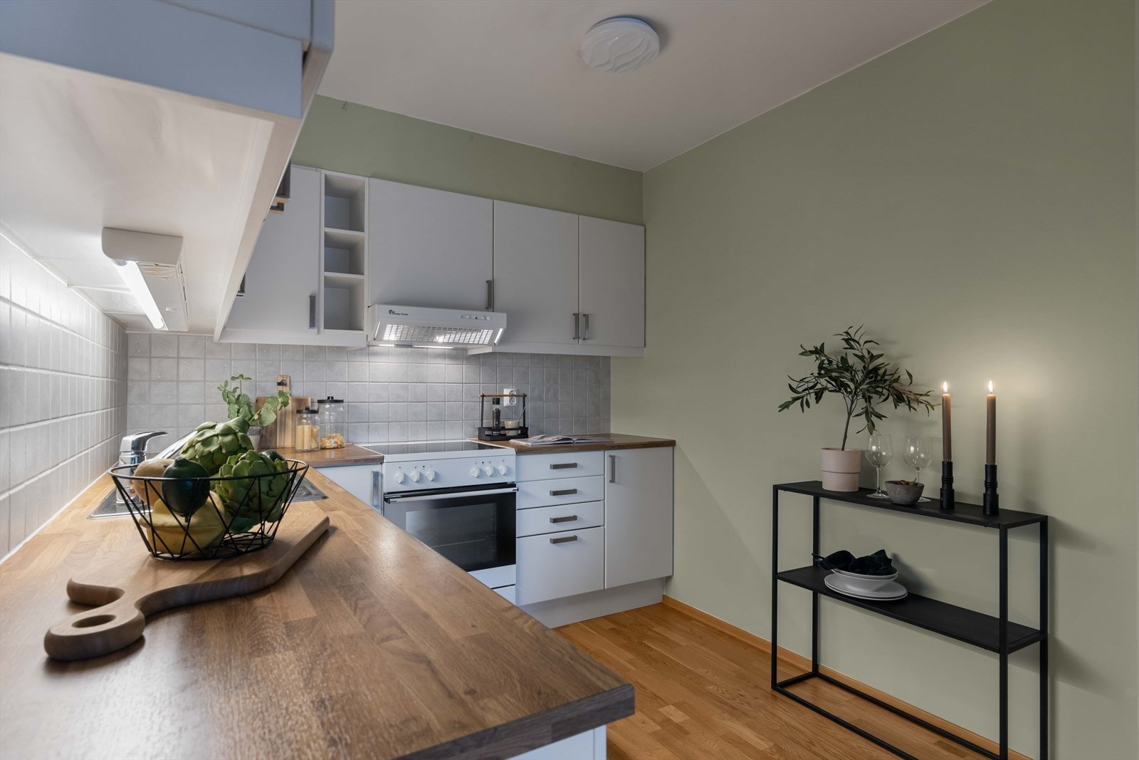 Kjøkkenet byr på rikelig med oppbevaringsplass i skuffer og skap. Galleribilde