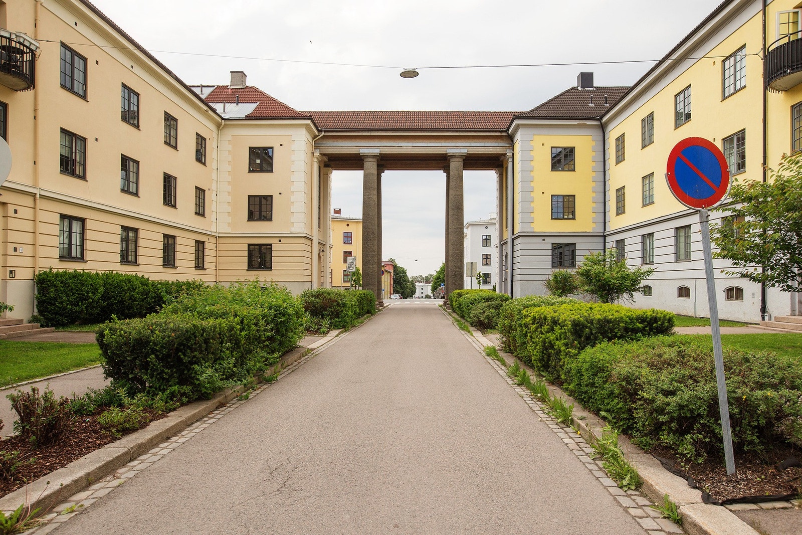 Bygårdens karakteristiske søyler. Galleribilde