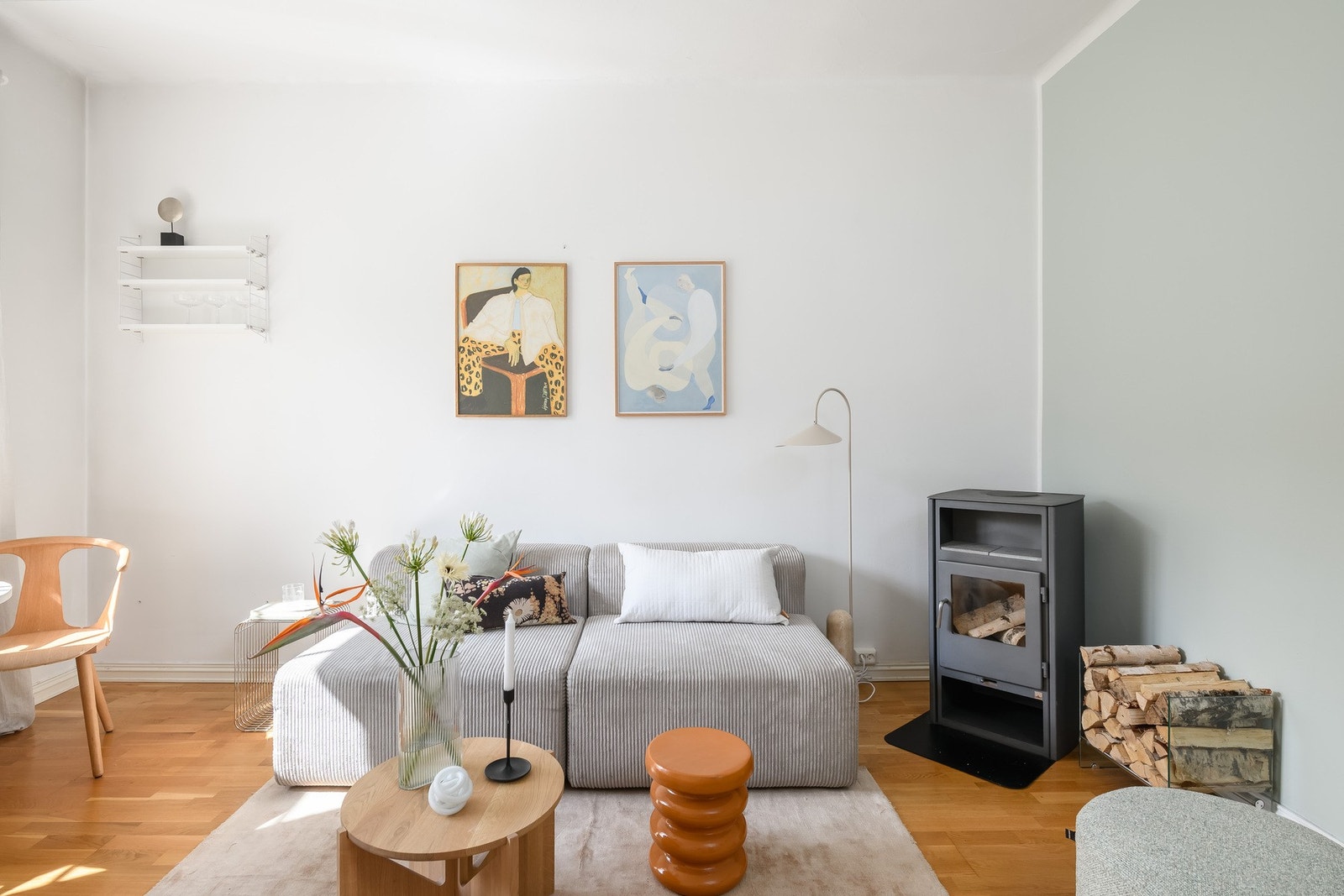 Romlig og innbydende stue. Galleribilde