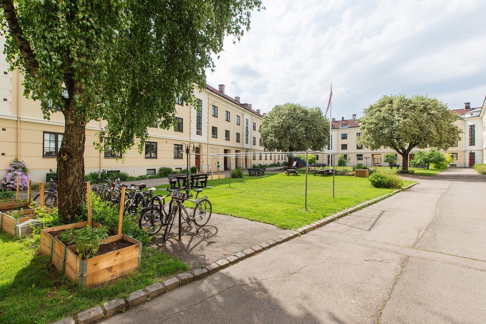 Bakgården er flott opparbeidet med både sittegrupper, plantekasser og lekestativ. Galleribilde