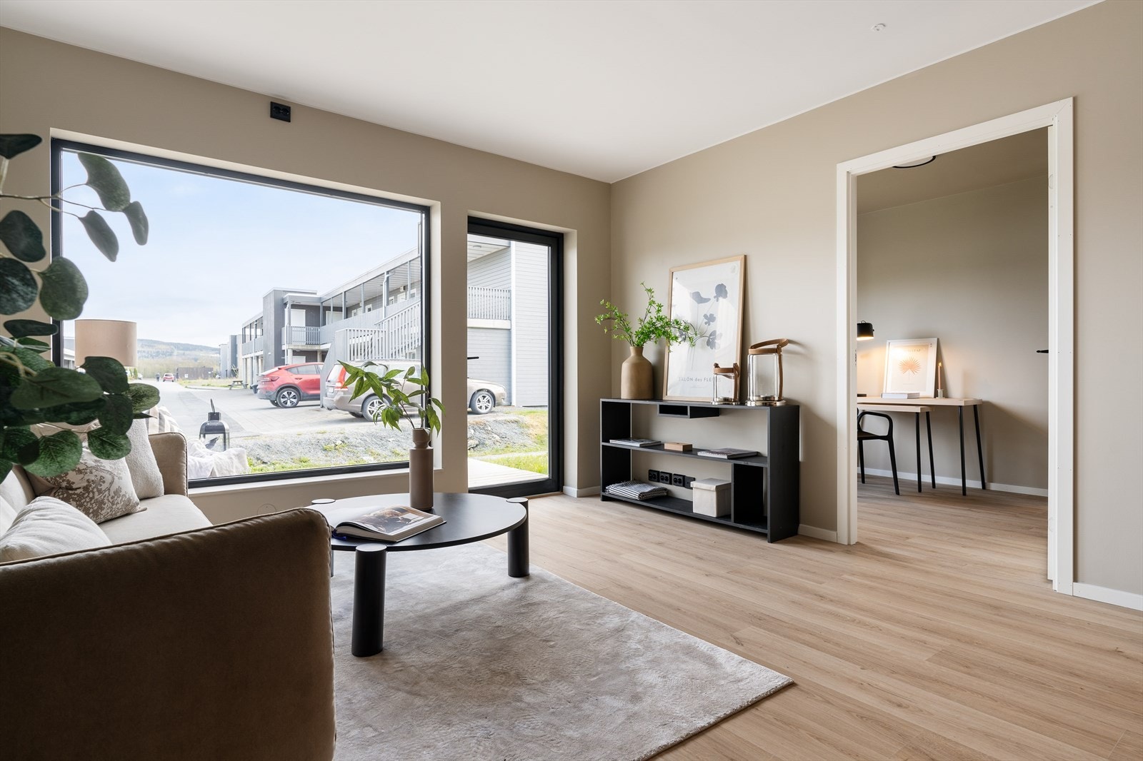 Store vindusflater, sorte delikate karmer som gir et eksklusivt inntrykk. God takhøyde på 2,5m. Galleribilde