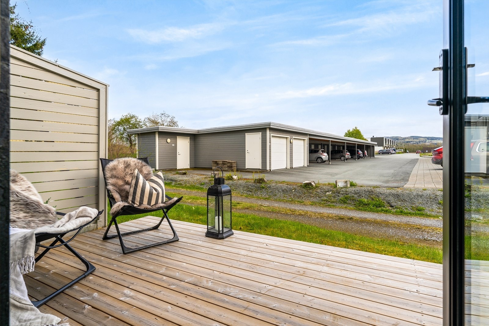 Ut fra stua kommer man til en Sørvendt terrasse på 10 kvm. Galleribilde