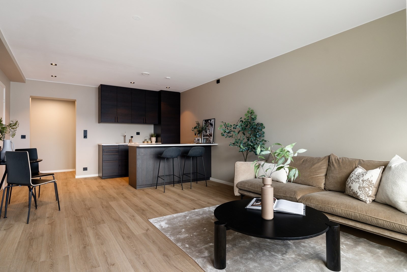 Parkeringsplass like utenfor leiligheten. Galleribilde