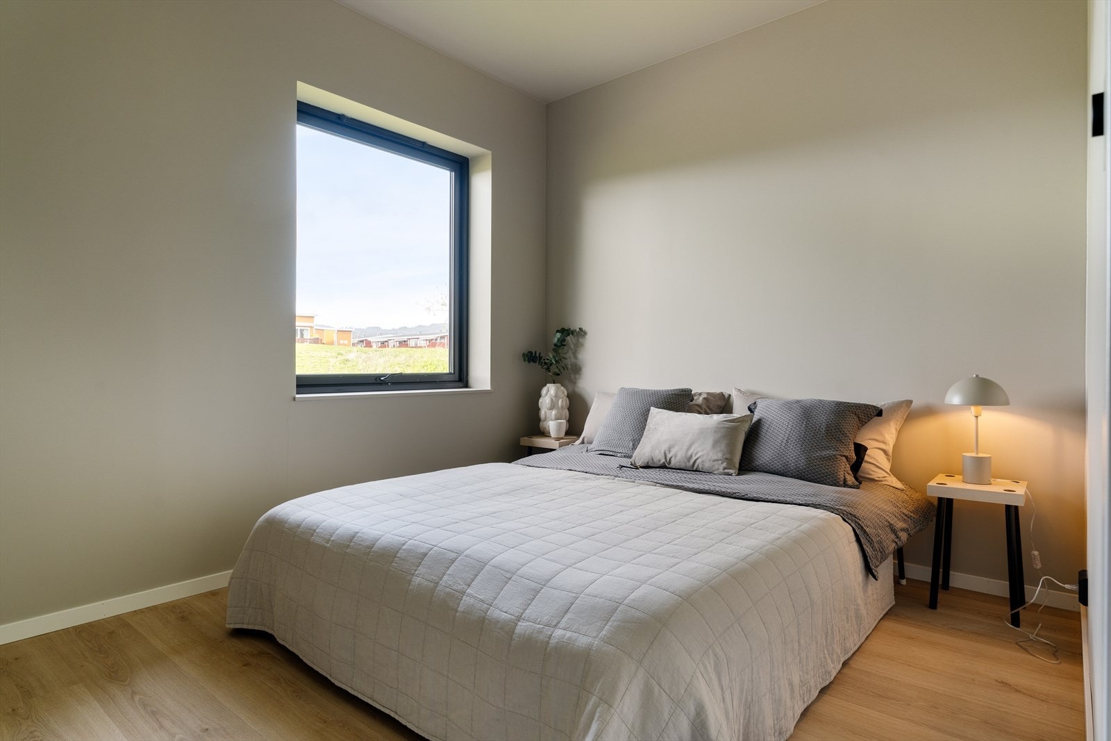 Hovedsoverommet er på 9,2 kvm og vender mot Nord. Galleribilde