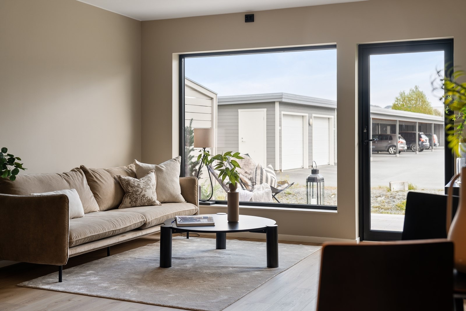 Det er gåavstand til "alt" av fasiliteter i sentrum. Barnehage kun 150m fra leiligheten. Galleribilde