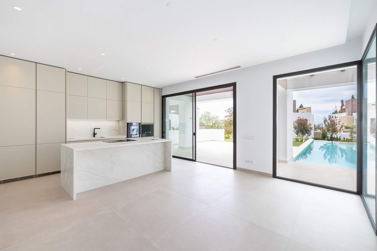 Lekkert kjøkken, glatte fronter og direkte utgang til hage. Galleribilde