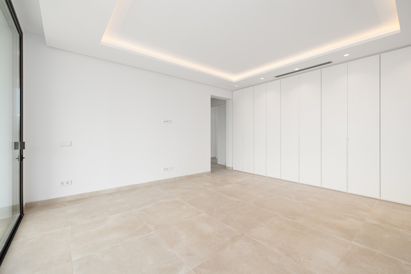 Master suite med dedikert garderobeområde og rikelig oppbevaring Galleribilde