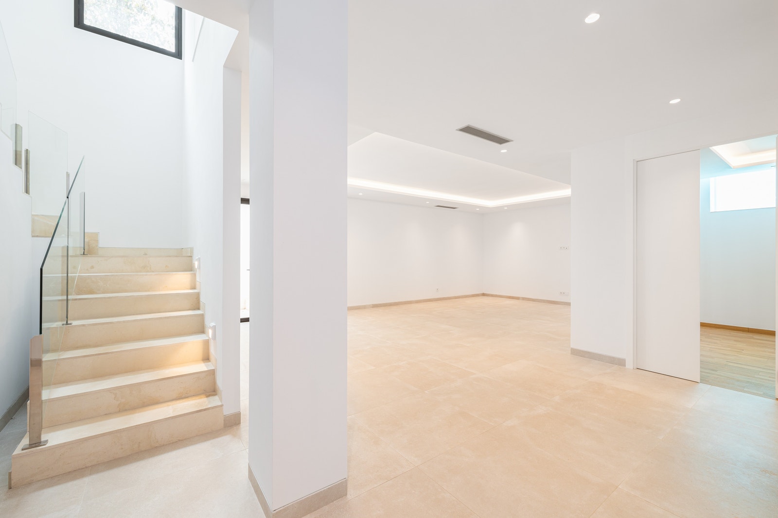 Trappen ned tar deg til kjelleren - et absolutt høydepunkt med kinorom, vinkjeller, dampbad og badstue, treningsrom, loungeområde, vaskerom og gjeste-toalett. Galleribilde