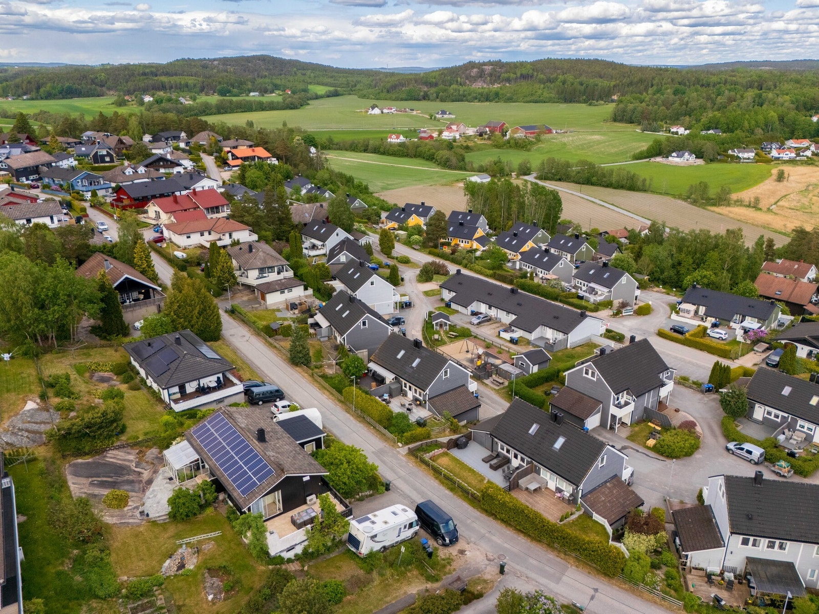 Boligen ligger på Kjølshunn med nærhet til skogs- og friluftsområder og har kort vei til Vispen badeplass og båthavn. Galleribilde