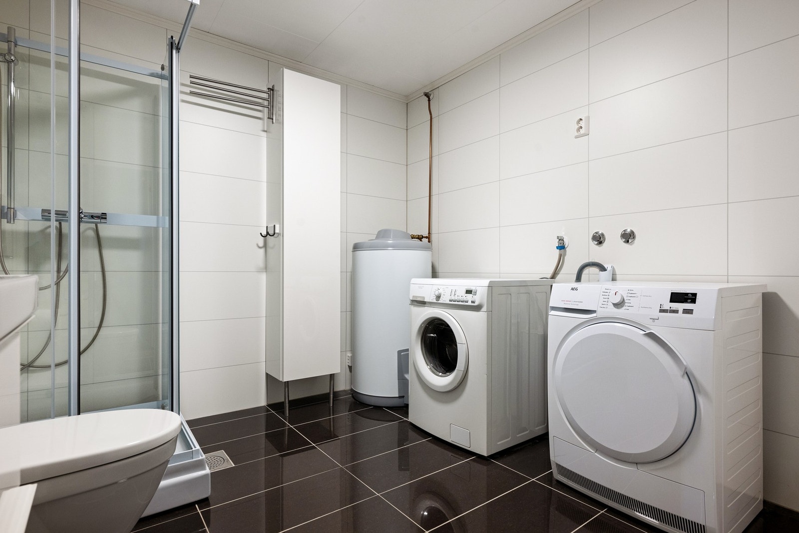 Varmtvannstanken er plassert på badet og er på 200 liter. Denne er også fra 2019. Galleribilde
