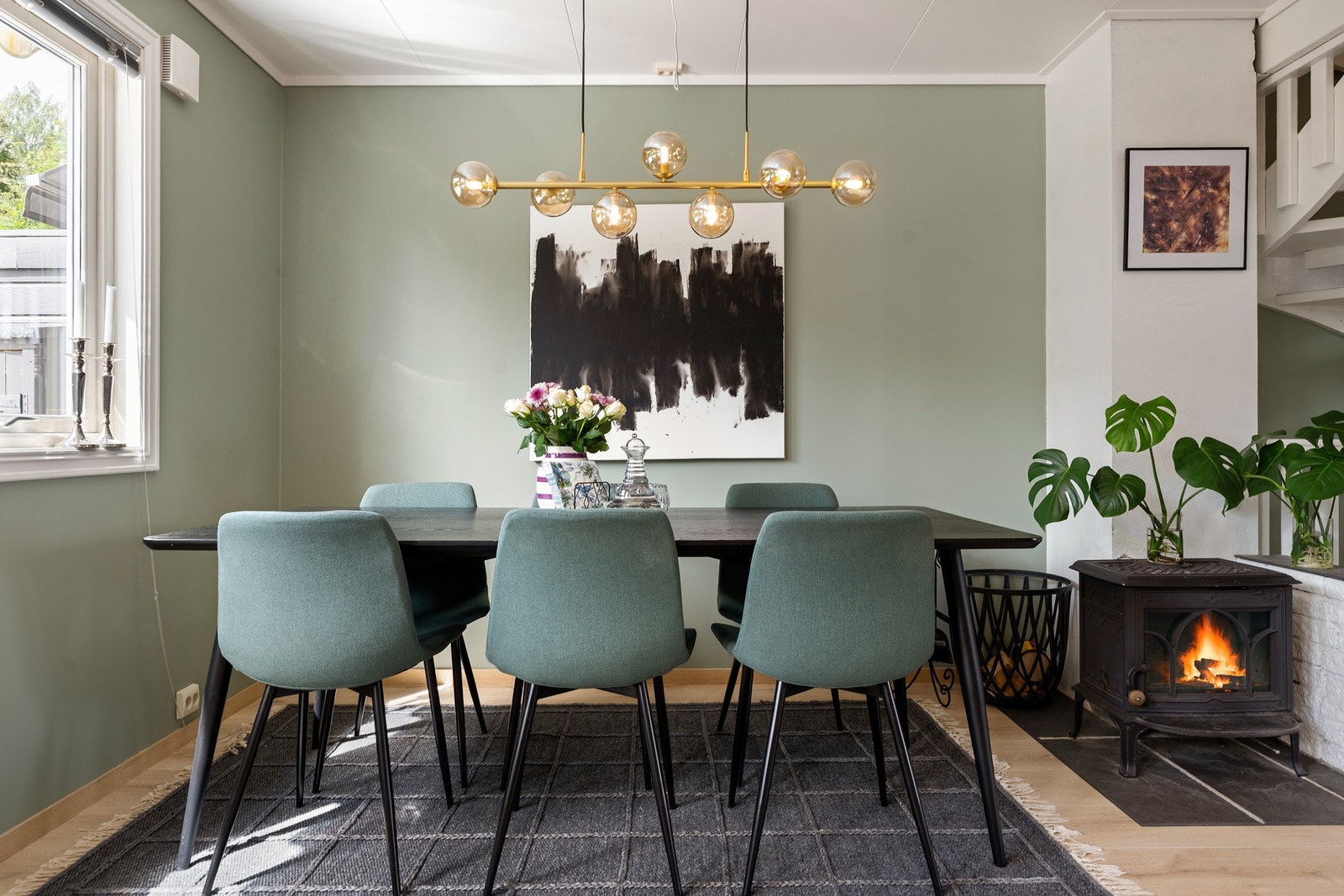 Det er både varmepumpe og vedovn i stuen. Galleribilde