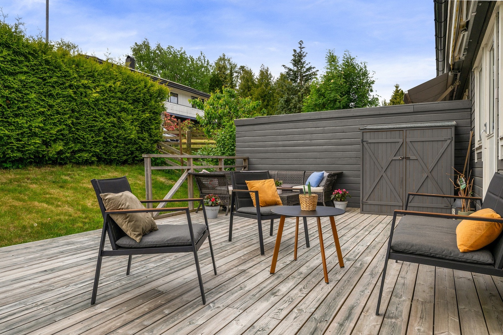 Skjermet terrasseplatting hvor man kan nyte kveldssolen. Galleribilde