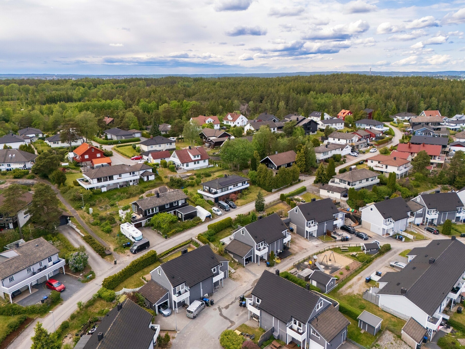 Det er en koselig lekeplass like ved boligen. Galleribilde
