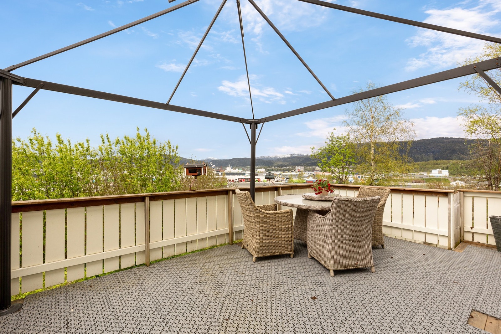 Terrassen er av god størrelse med plass til flere hyggelige sittegrupper og grill Galleribilde