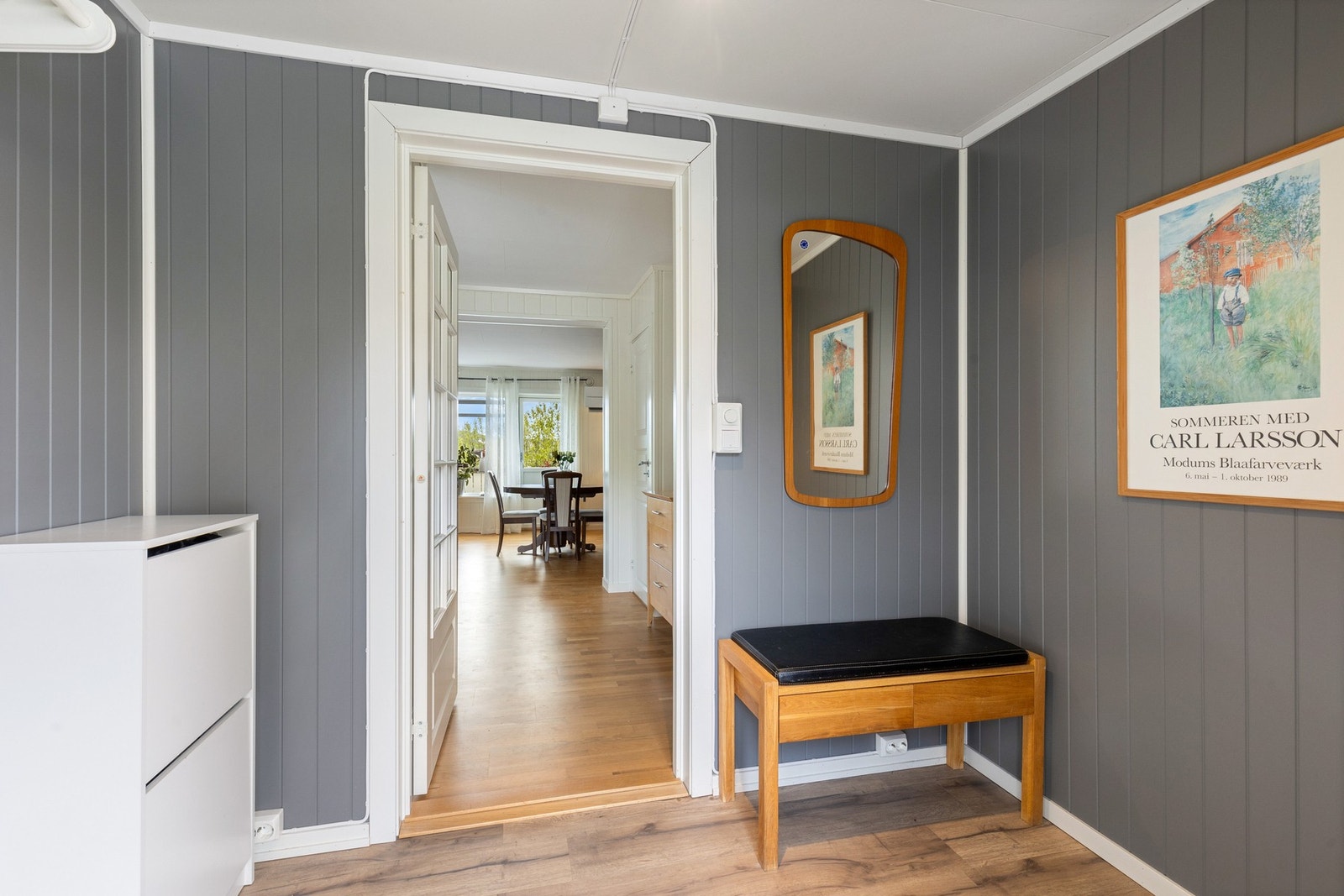 Velkommen inn | Førsteinntrykket er en lys og innbydende entré hvor du enkelt kan henge fra deg yttertøyet Galleribilde