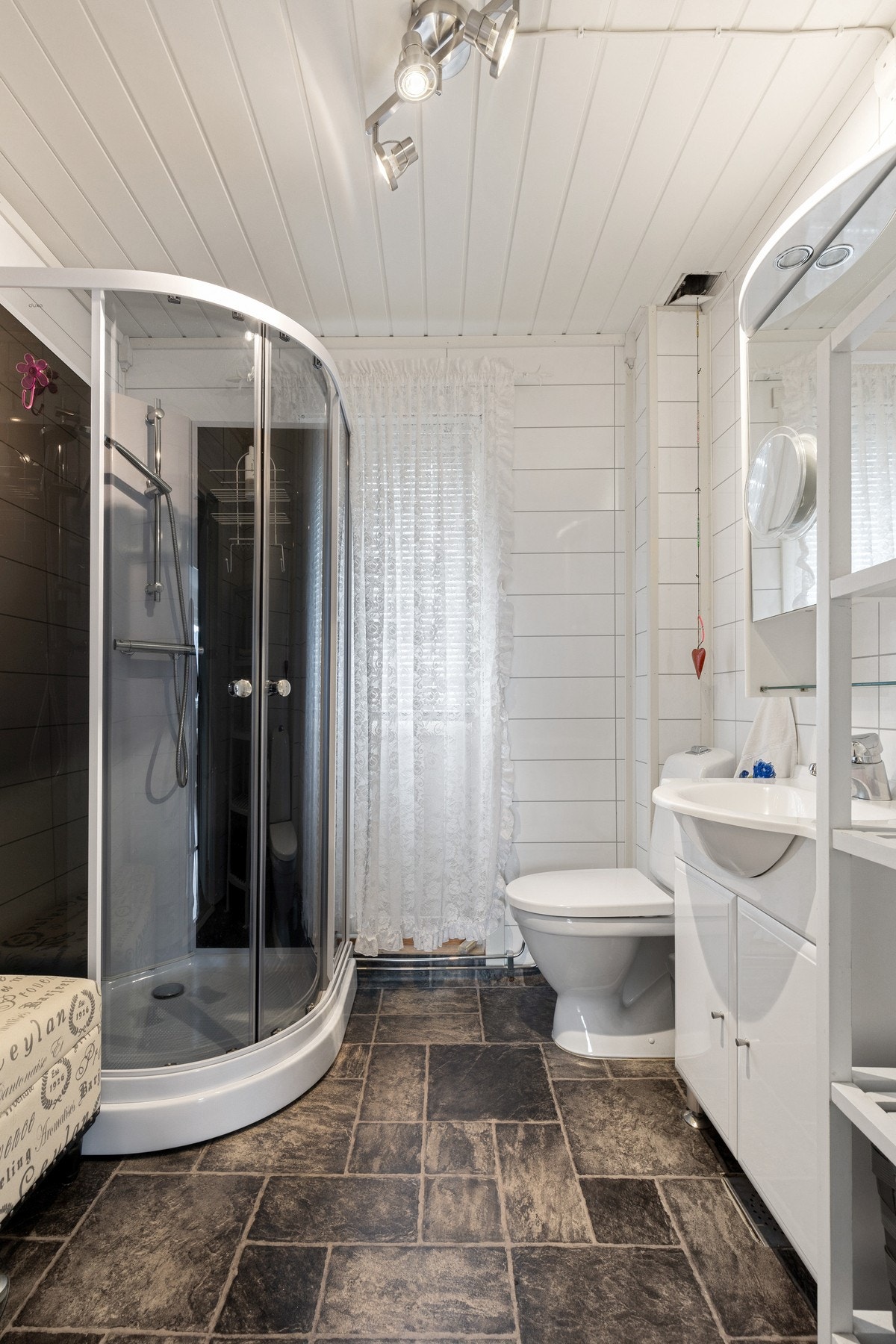 Baderommet er bestående av servant med underskap, dusjkabinett og toalett | Fra badet har du utgang til en balkong Galleribilde