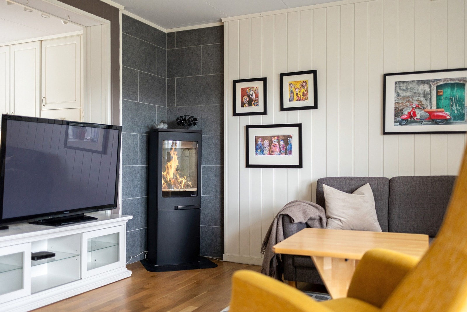 Boligen holdes god å varm med både varmepumpe og vedovn Galleribilde