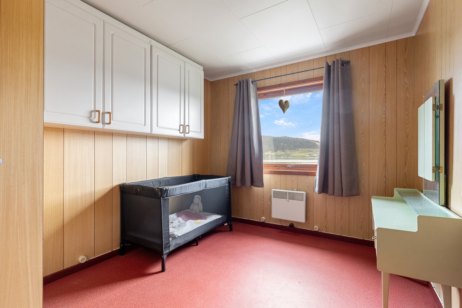 Boligen har totalt tre soverom hvor alle er av god størrelse Galleribilde