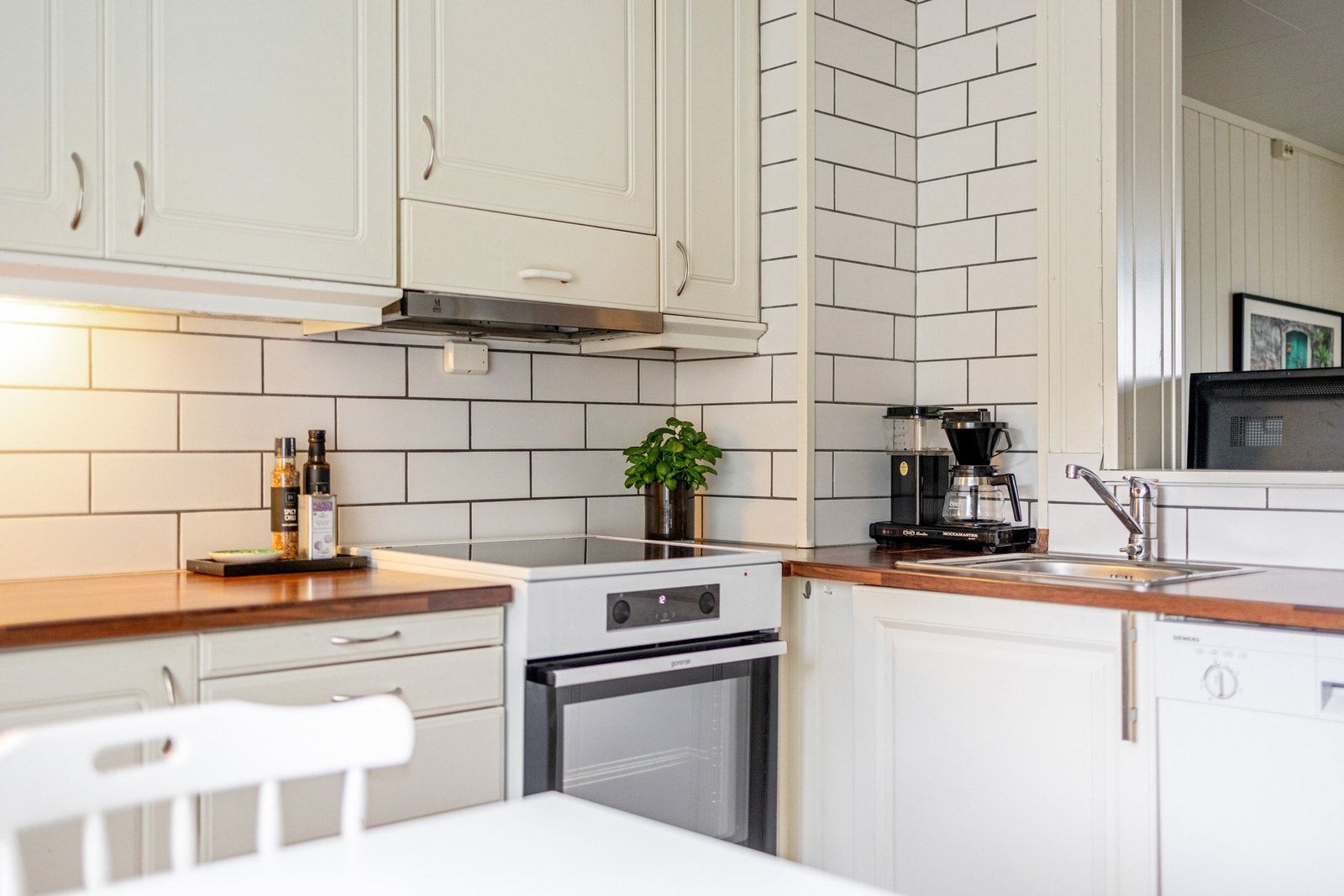 Kjøkkenet har godt med skap- og benkeplass Galleribilde