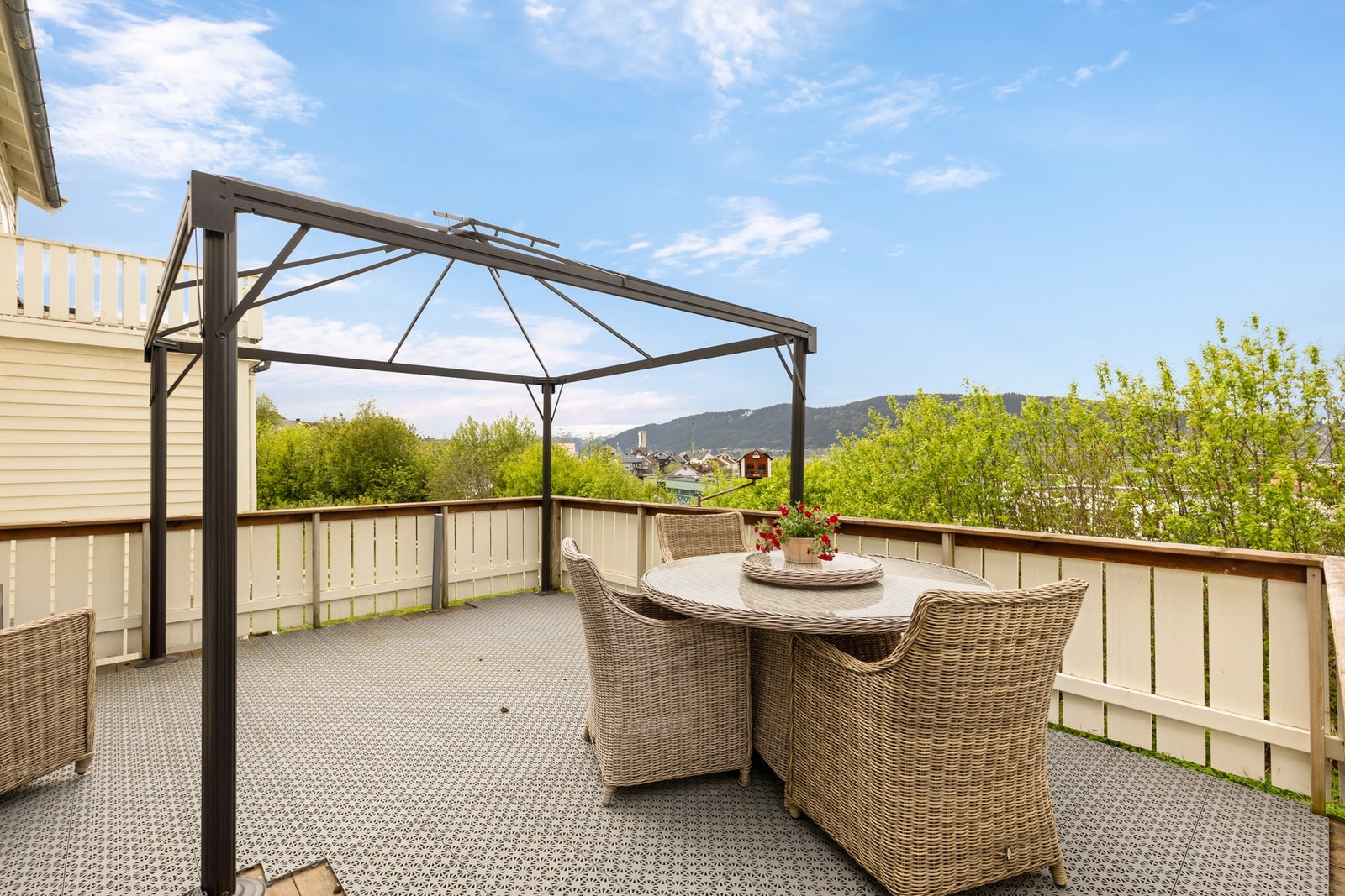 Fra stuen har du direkte utgang til en flott og solrik terrasse Galleribilde