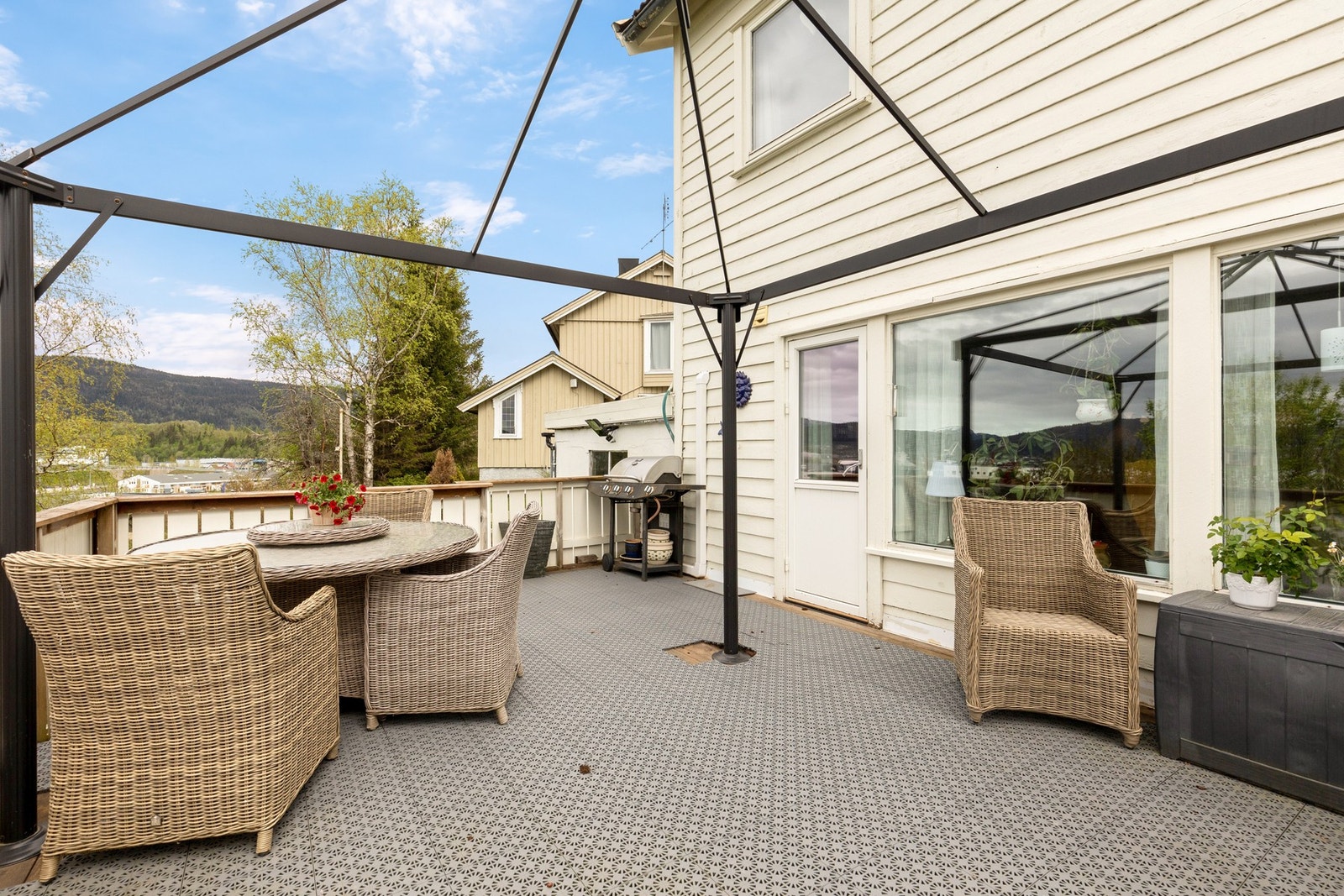 Velkommen til en lys og romslig bolig som strekker seg over to etasjer, samt en kjeller etasje med egen inngang og stort potensiale Galleribilde