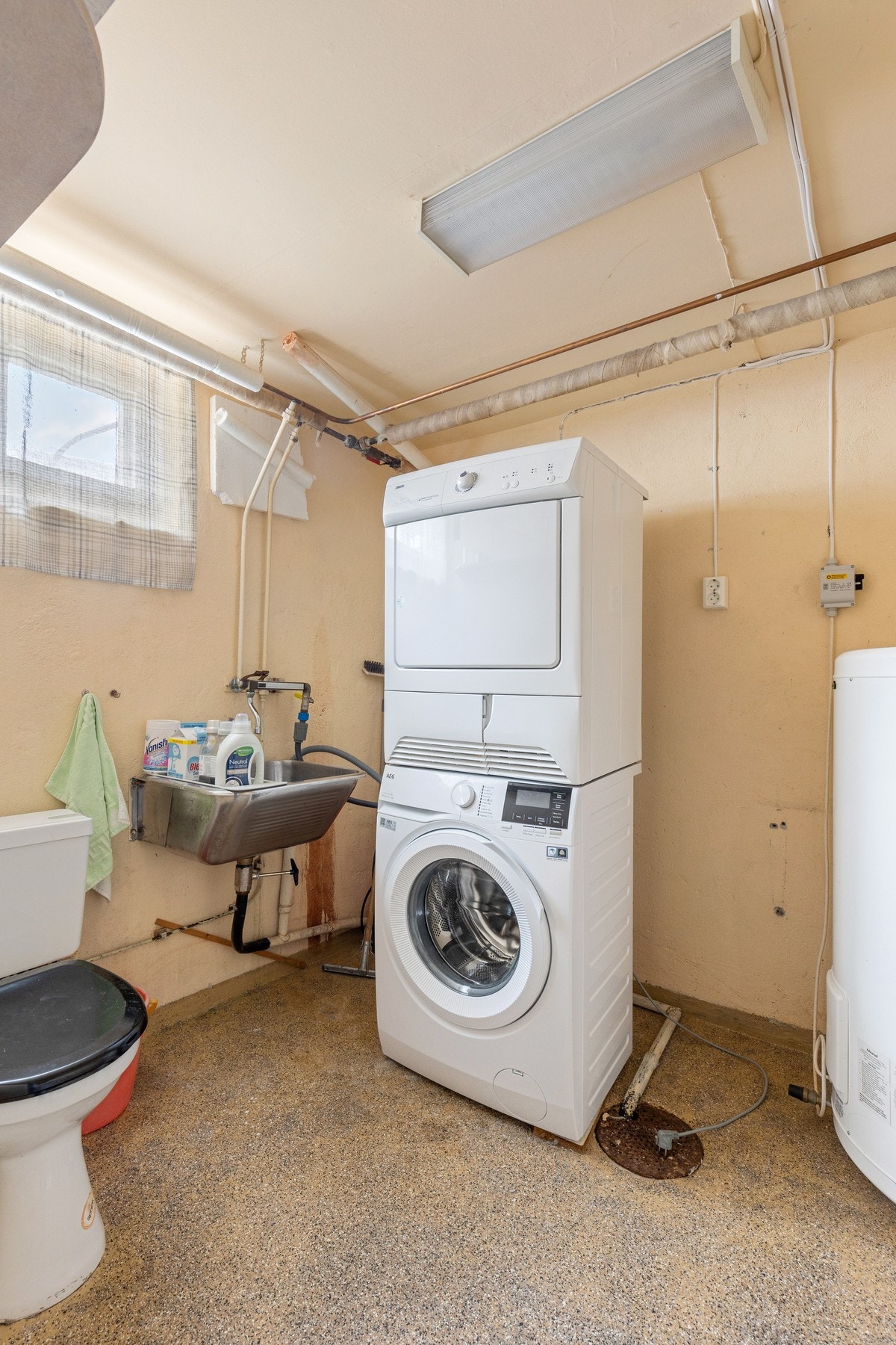 Praktisk vaskerom med opplegg for både vaskemaskin og tørketrommel Galleribilde