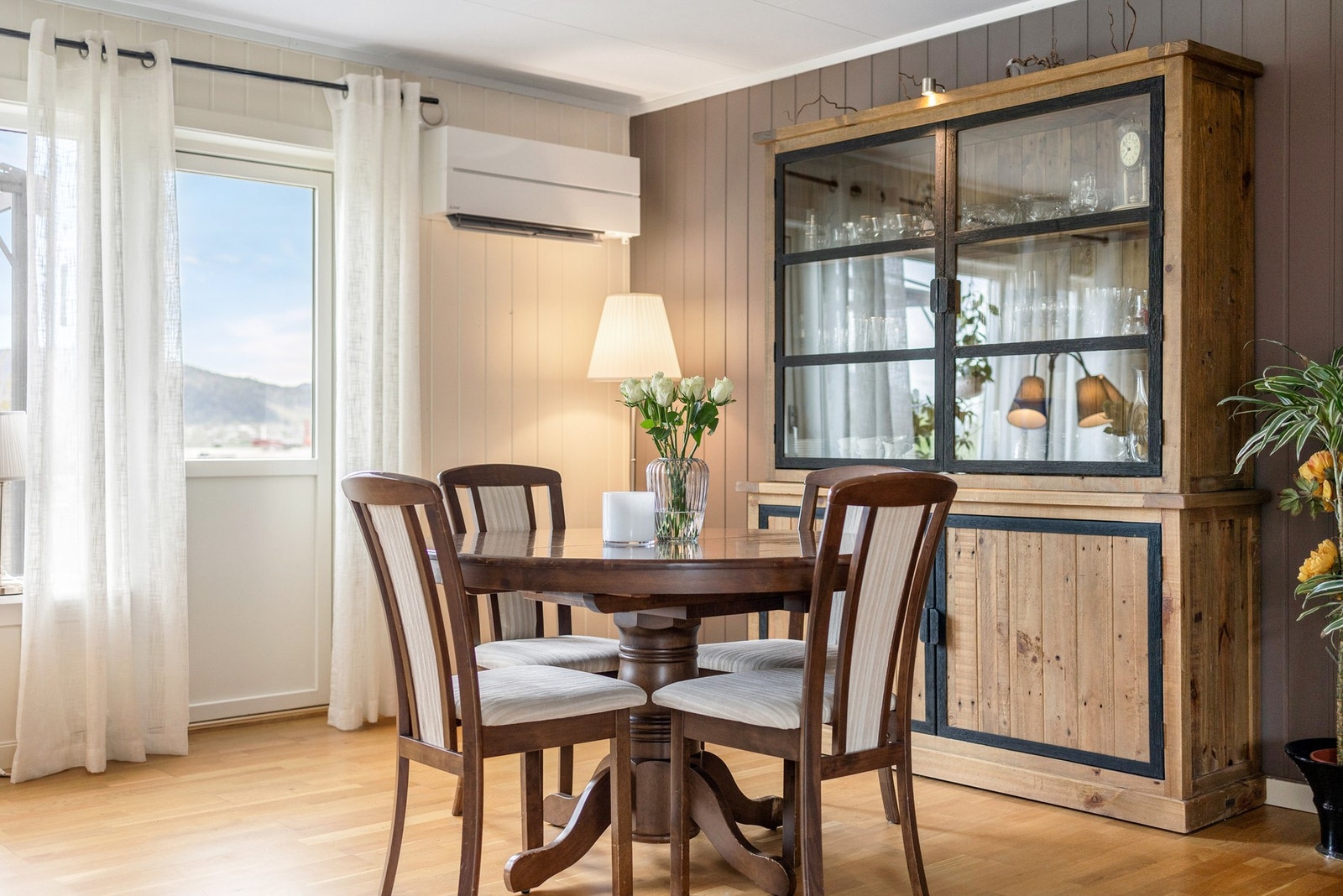 Boligens har en god planløsning som gjør det enkelt for nye eiere å sette sitt eget preg på inventar Galleribilde