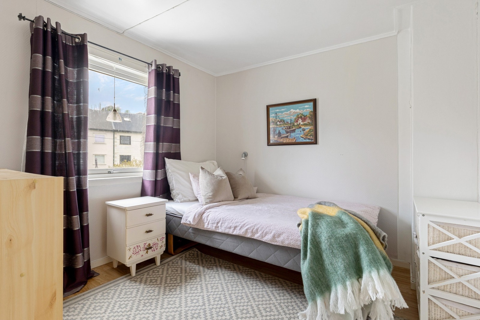 Boligens andre soverom har god plass til seng, nattbord, og garderobelsning Galleribilde