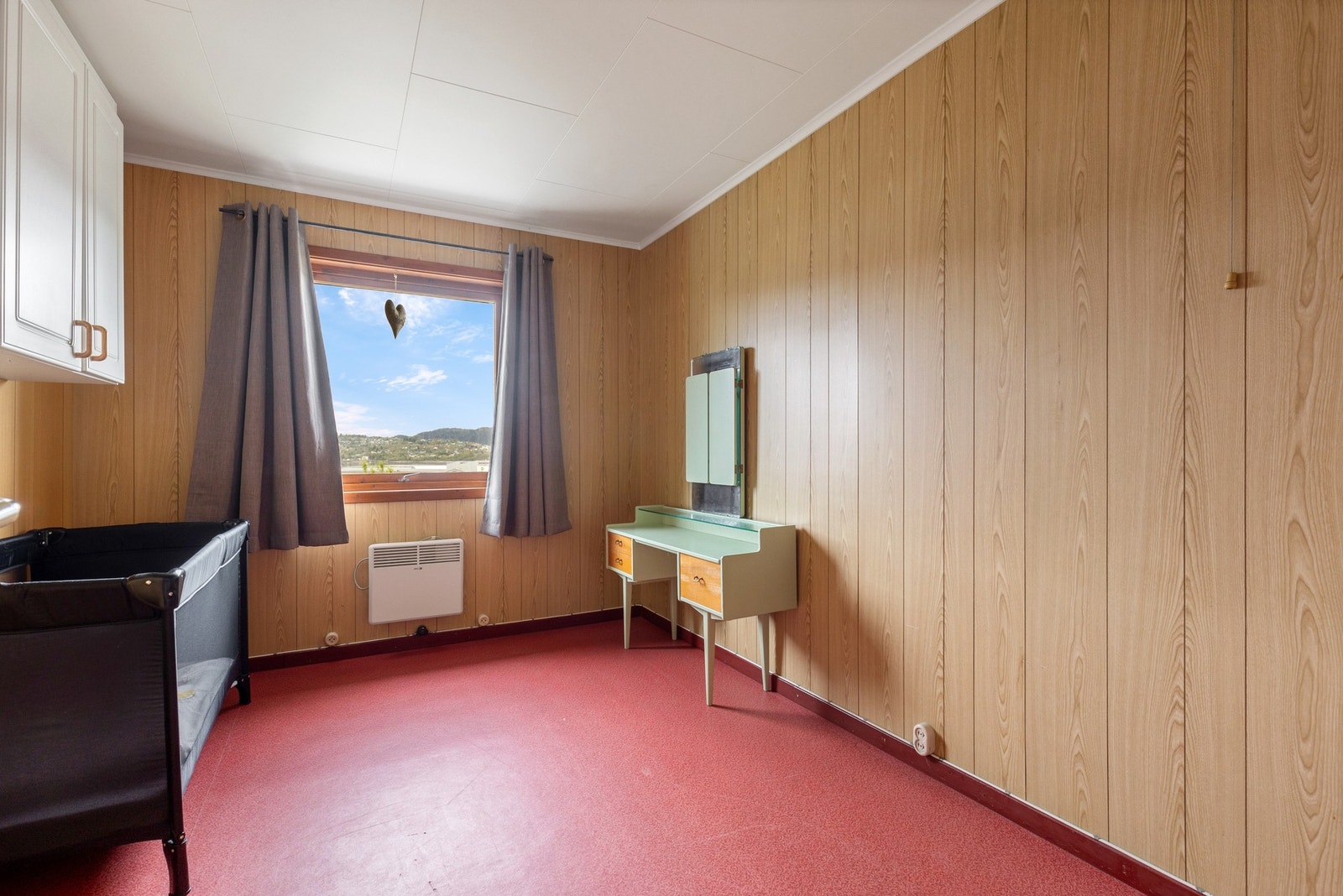 Alle rommene har godt med naturlig lys inn fra store vindusflater Galleribilde