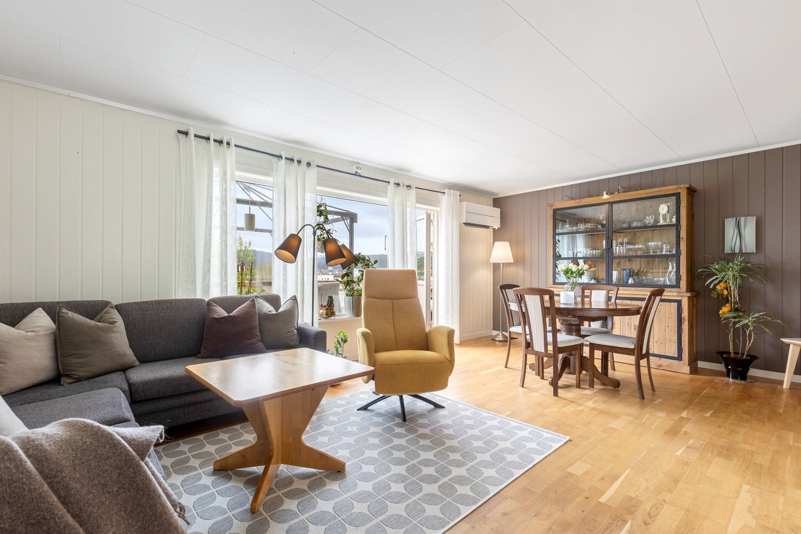 Stuen rommer god plass til sofagruppe og spisebord med tilhørende møblement Galleribilde