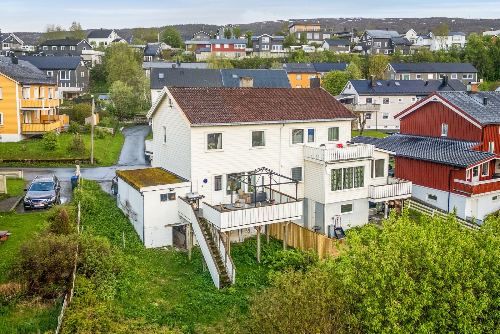 Fra terrassen har du trapp ned til hagen Galleribilde