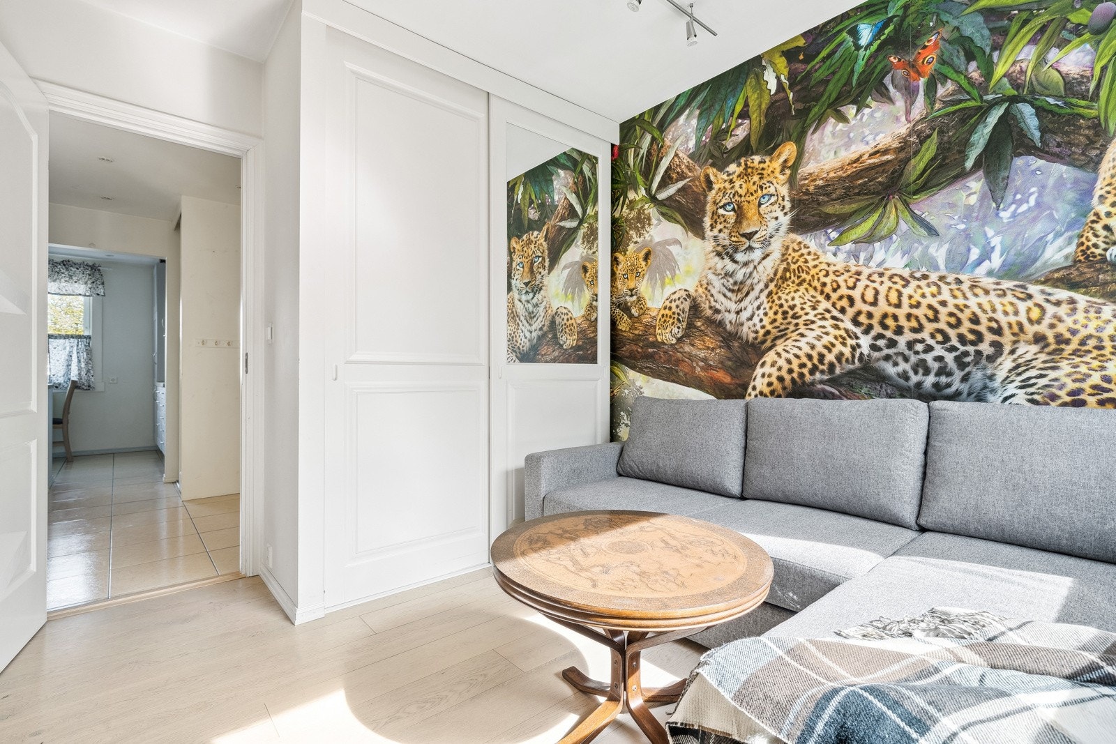 Stort garderobeskap følger med Galleribilde