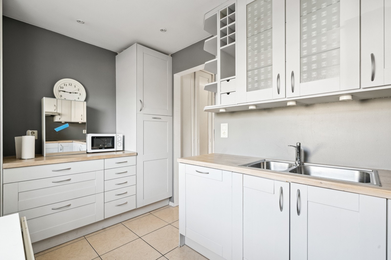 Kjøkkenet er i en tidløs lysegrå moderne farge. Galleribilde