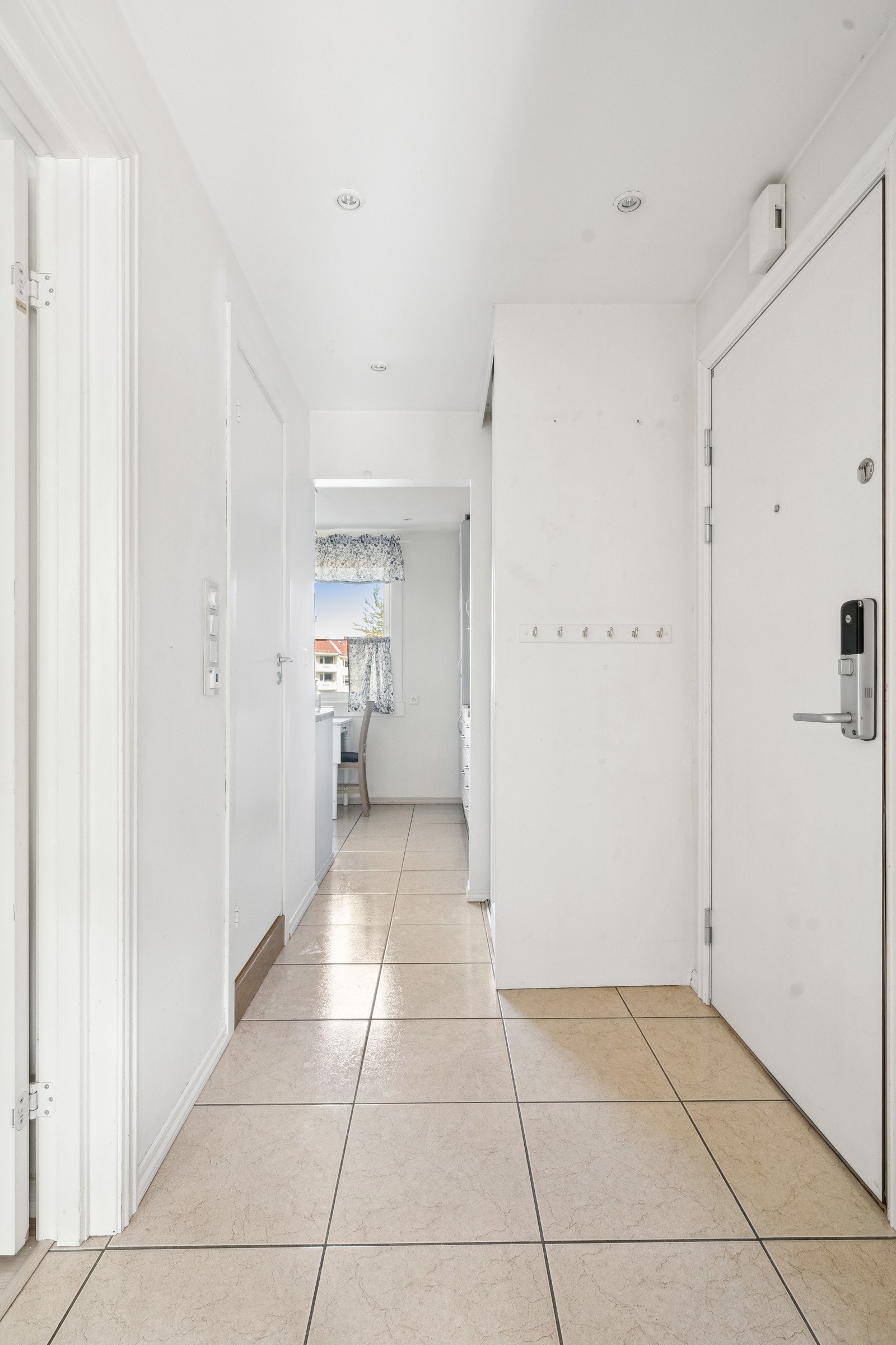 Lys og romslig entrè med plass til oppheng av yttertøy. Galleribilde