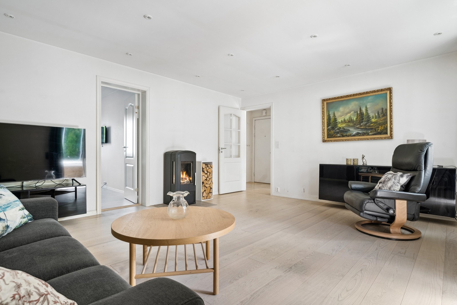 God plass til sofa og spisebord Galleribilde