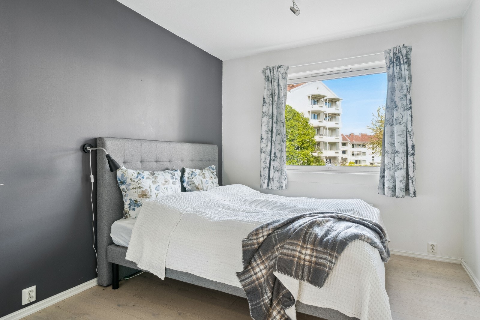 Hovedsoverommet har god plass til dobbeltseng Galleribilde