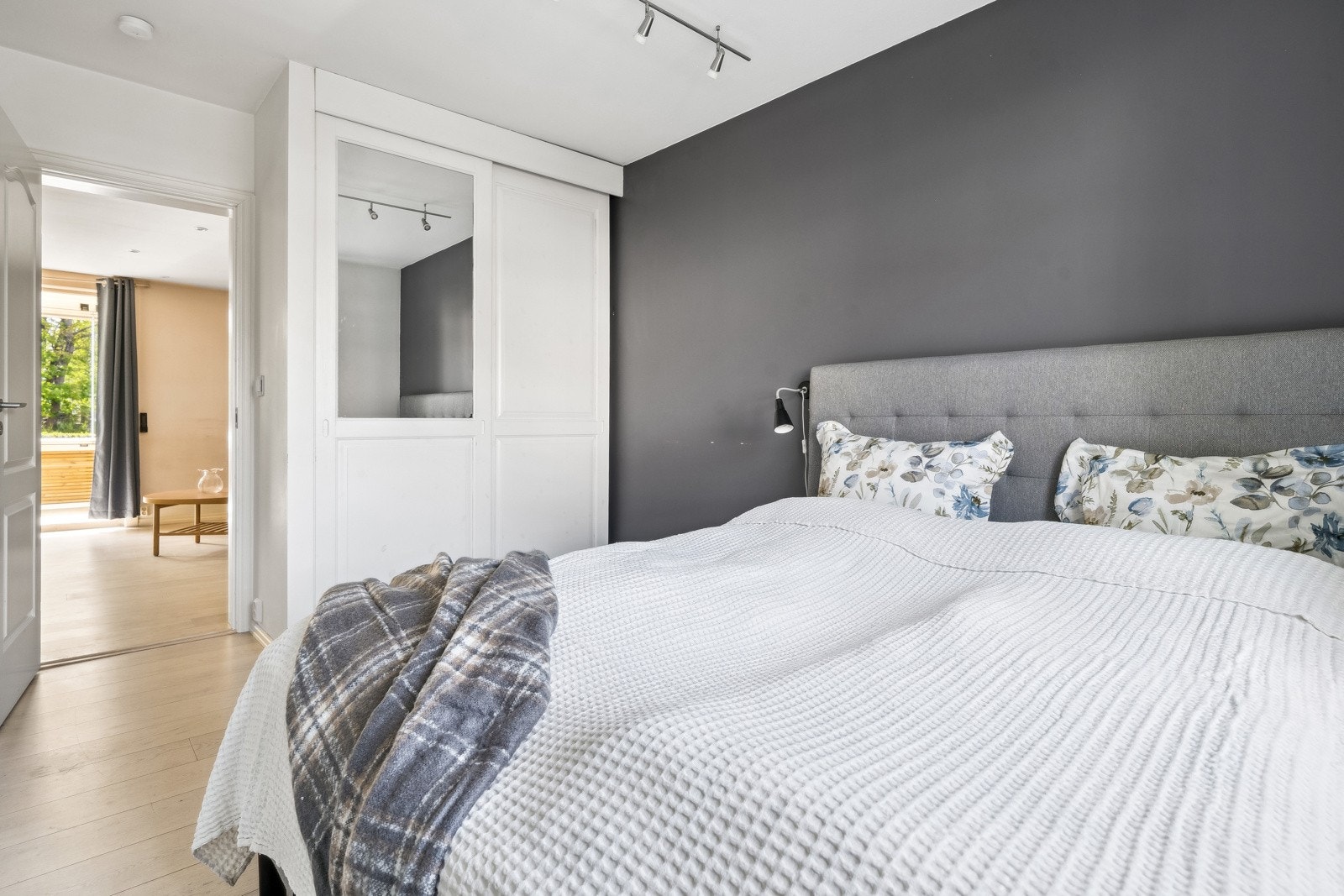 Hovedsoverommet har også plass til stort garderobeskap. Galleribilde