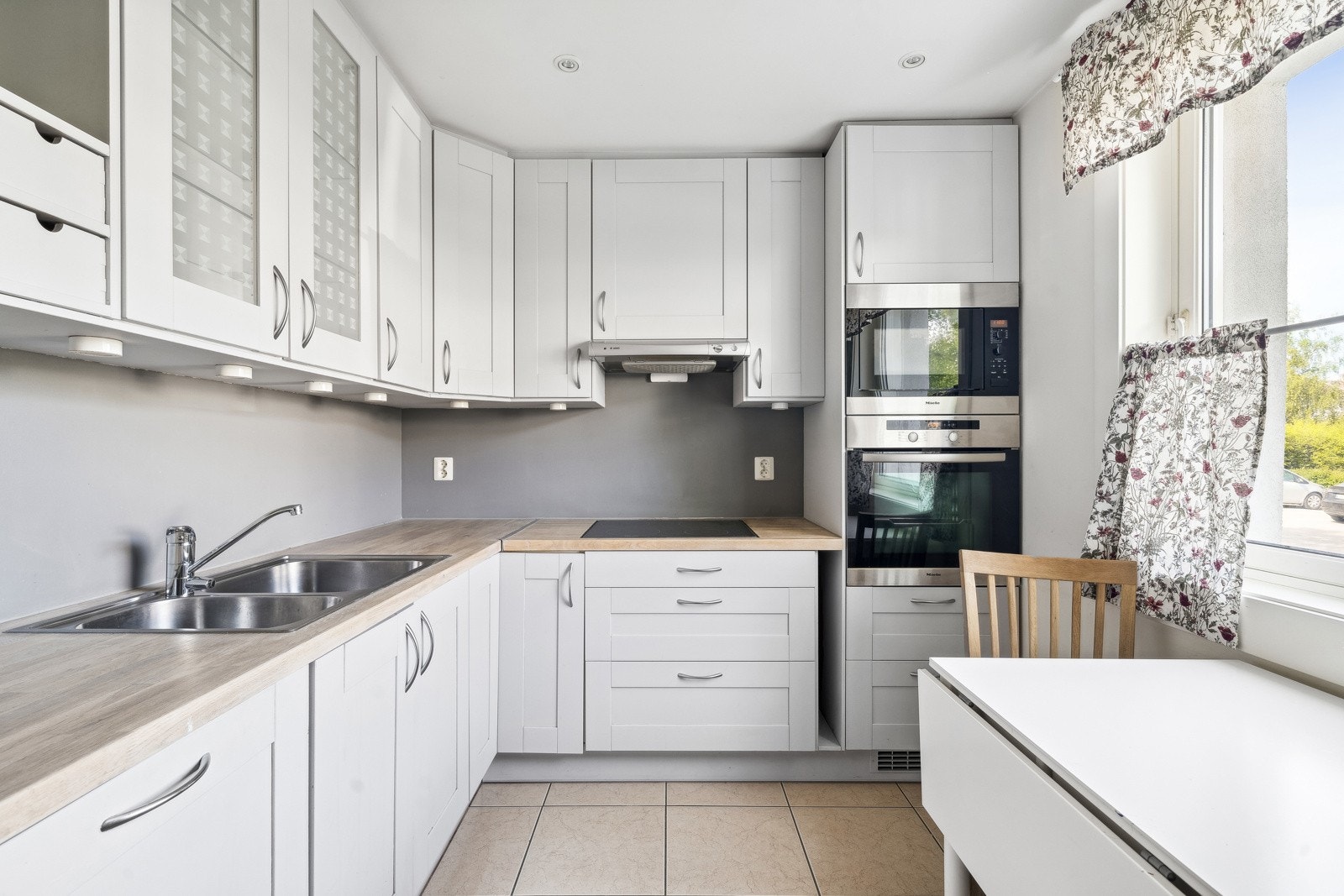 Integrerte hvitevarer samt stort vindu som gir rikelig med naturlig lys Galleribilde