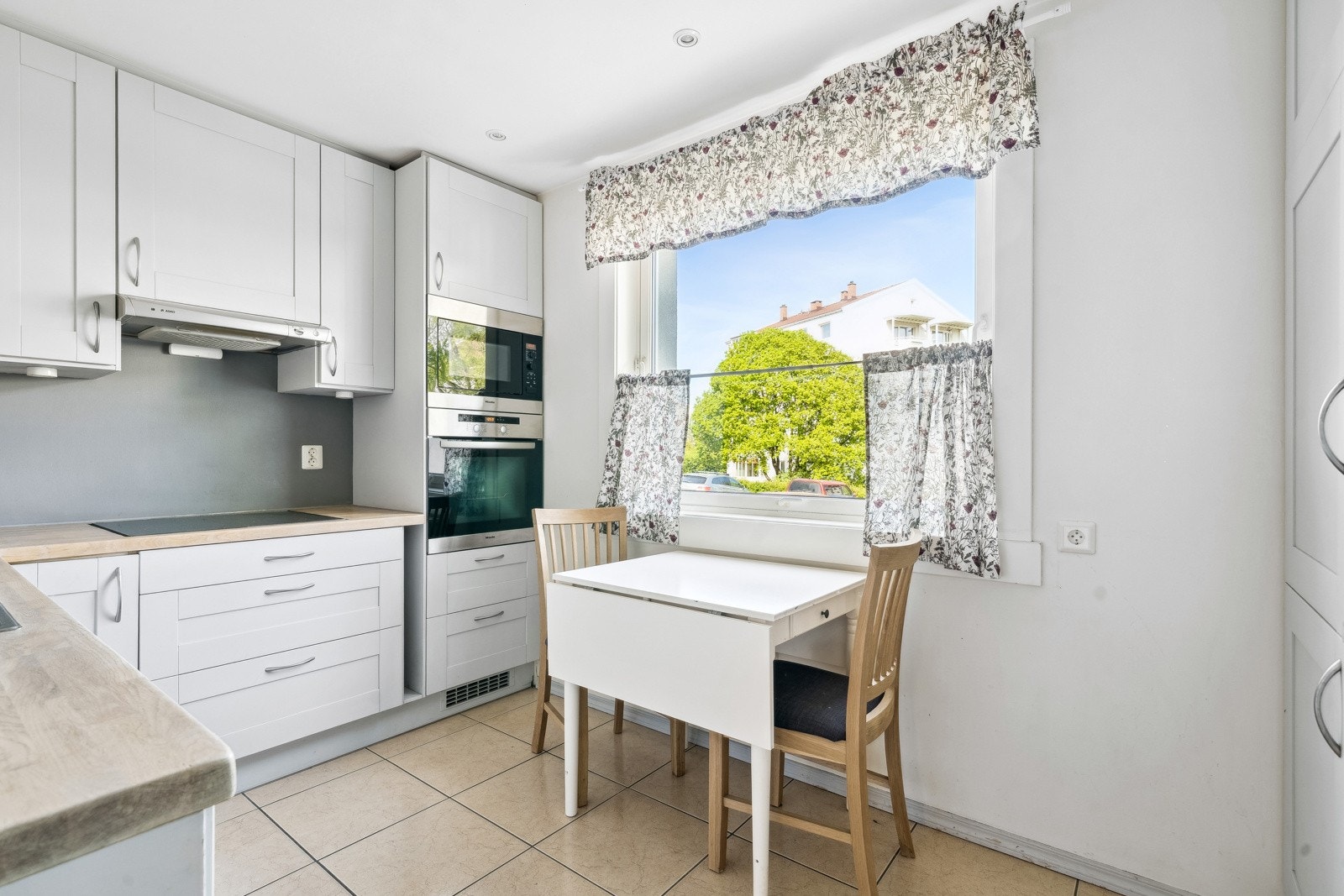 Hyggelig sittegruppe ved vindu. Galleribilde