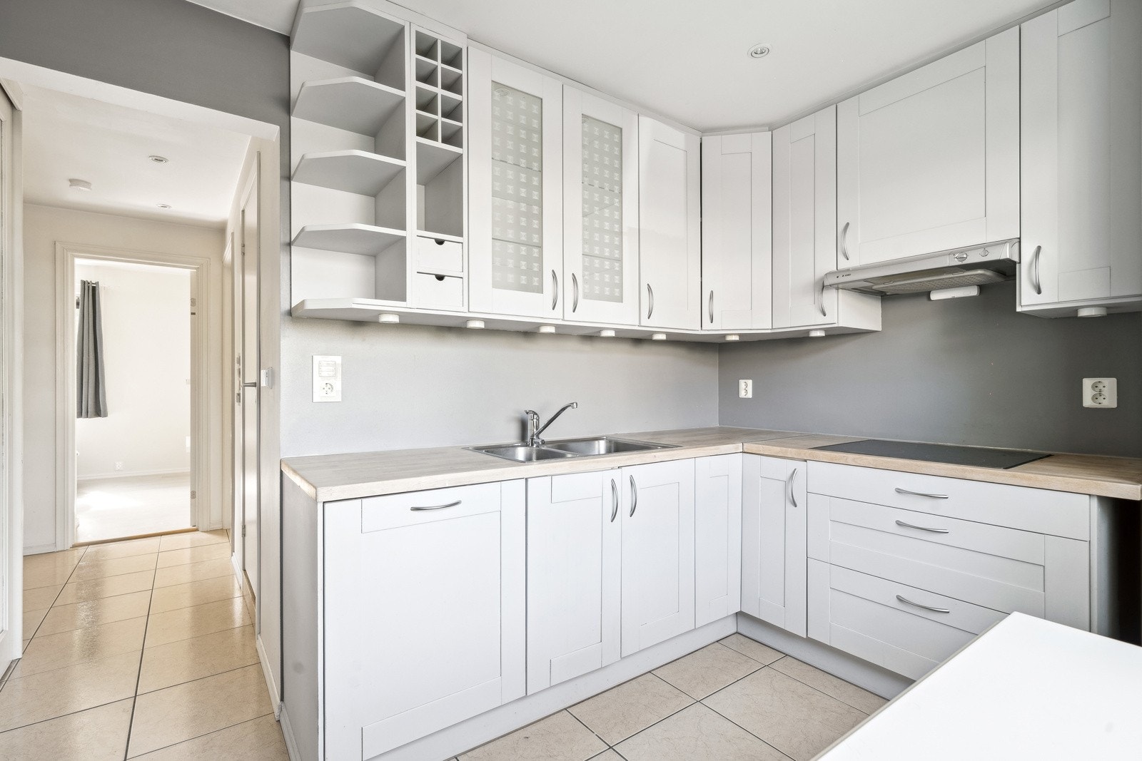 Pent kjøkken hvor det er godt med skap- og benkeplass. Galleribilde