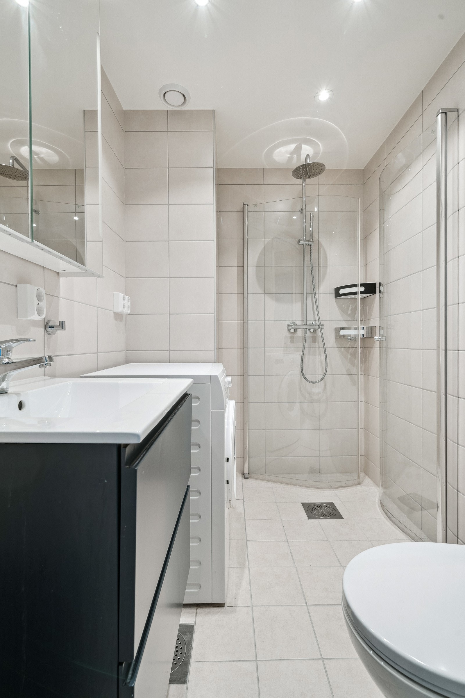 Meget flott baderom fra 2024 som ble oppusset i regi av borettslaget. Galleribilde